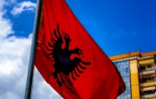 Arnavutların yüzde 42'si AB ve ABD'ye göç etmek istiyor