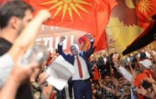 K. Makedonya’da ana muhalefet protesto gösterisi düzenledi