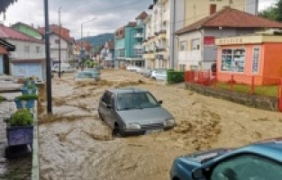Bosna Hersek’te sel: 100 kadar hane su altında kaldı
