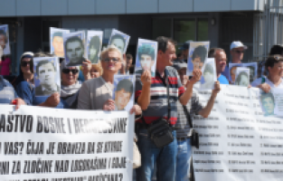 Bosna Savaşı'ndan bu yana yakınları bulunamayan aileler gösteri düzenledi