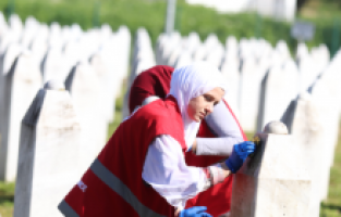 Srebrenitsa'daki Potoçari Anıt Mezarlığı'nda mezar taşları temizlendi