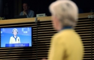 Von der Leyen: "Sırbistan tarafını seçmeli"