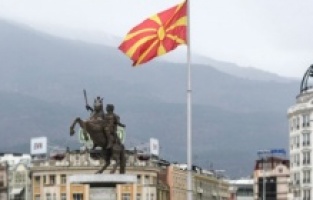 Kuzey Makedonya'da bir kamyonda 86 düzensiz göçmen bulundu