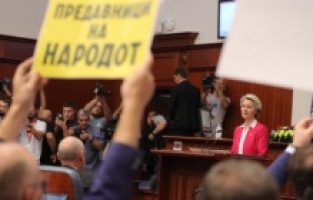 AK Başkanı Leyen, K. Makedonya'da milletvekillerine hitap etti