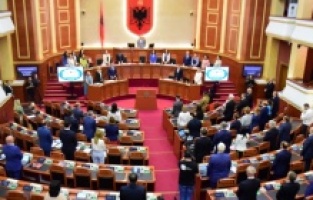 Arnavutluk Meclisi Srebrenitsa önergesini kabul etti