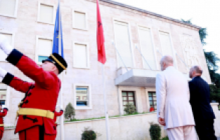 Arnavutluk’ta AB bayrağı göndere çekildi