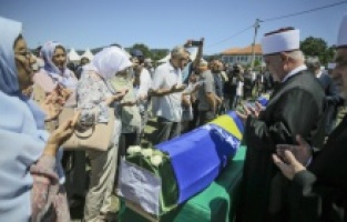 Bosna'daki savaşta Sırpların katlettiği 16 kurban toprağa verildi