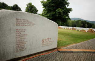 Bosna Hersek'in 27 yıldır kanayan yarası Srebrenitsa soykırımı