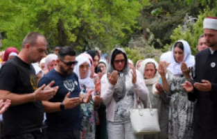 Bosna Hersek'teki savaşta kurşuna dizilen 6 genç dualarla anıldı