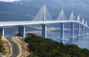 Hırvatistan'daki "tartışmalı" Peljesac Köprüsü bugün açılıyor
