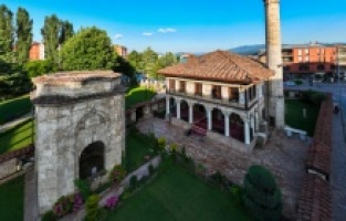 Kalkandelen'in sembollerinden Alaca Camii güzelliğiyle büyülüyor