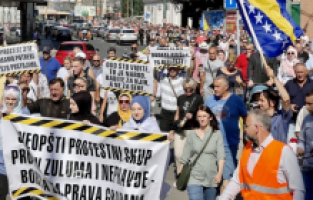 Saraybosna’da binlerce vatandaş hayat pahalılığını protesto ediyor