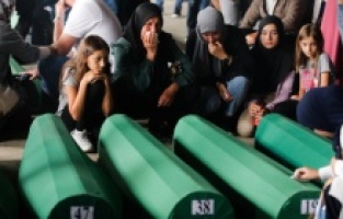 Srebrenitsa kurbanlarının cenazeleri Potoçari'de gözyaşlarıyla karşılandı