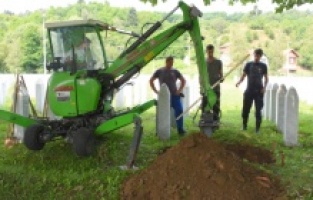 Srebrenitsa'da bu yıl defnedilecek soykırım kurbanlarının mezarları kazılmaya başlandı
