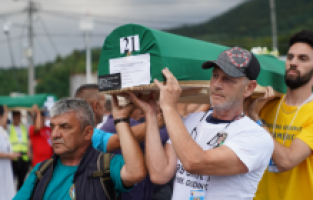 Srebrenitsa kurbanlarının tabutları defnedilecekleri Potoçari Anıt Mezarlığı'na taşındı