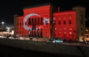 Tarihi Vijecnica Kütüphanesine Türk bayrağı yansıtıldı