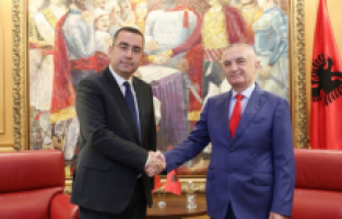 Türkiye’nin Tiran Büyükelçisi güven mektubunu Arnavutluk Cumhurbaşkanı Meta’ya sundu