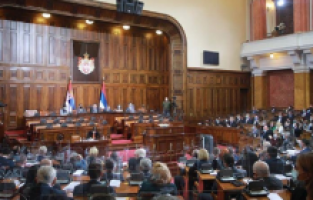 Kosova'da savaş suçları işlemekle suçlanan general, Sırbistan Meclis Başkan Yardımcısı oldu