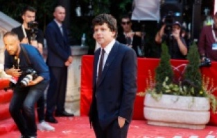 ABD’li oyuncu Jesse Eisenberg’e, “Saraybosna’nın Kalbi” Onur Ödülü verildi