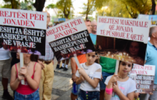 Arnavutluk’ta küçük bir kızın sürat teknesi altında ölmesi protesto edildi