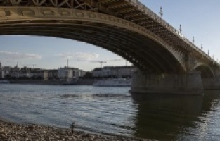 Bulgaristan'da Tuna Nehri'nde su seviyesinin düşmesi ticaret ve turizmi etkiliyor