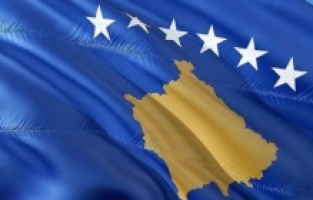 Kosova Hükümeti, Sırbistan ile gerginliğe neden olan kararı bir ay erteledi