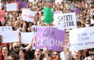Priştine'de çocuk istismarı protesto edildi