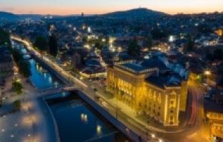 Saraybosna'nın sembolü Vijecnica Kütüphanesi 30 yıl önce bugün yakılmıştı