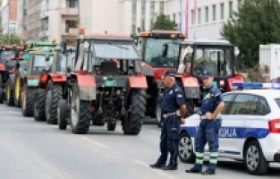 Sırbistan’daki çiftçiler, traktörlerle kentteki iki kavşağı trafiğe kapattı