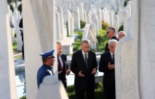 Cumhurbaşkanı Erdoğan, Aliya İzetbegoviç'in mezarını ziyaret etti