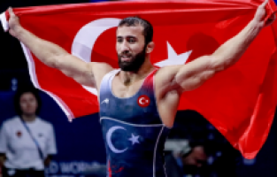 Milli güreşçi Burhan Akbudak, Belgrad'da dünya şampiyonu oldu