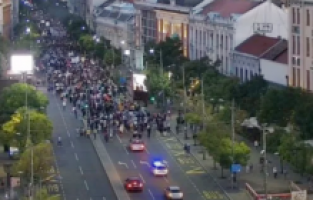 Sırbistan’da 100 bin kişi onur yürüyüşüne karşı yürüdü