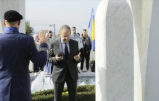 Aliya İzetbegoviç vefatının 19. yılında kabri başında anıldı