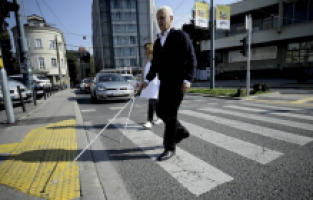 Bosna Hersek'in "beyaz bastonluları" sosyal hayatın parçası olmak için mücadele ediyor