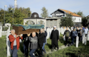 Bosna Hersek’te 22 kurbana ait kemik kalıntıları tek tabutta defnedildi