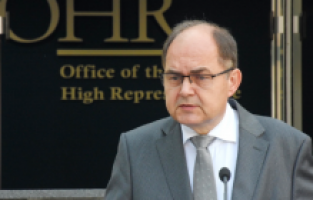 Demokrasiye aykırı seçim yasası nedeniyle Schmidt’e tepki büyüyor