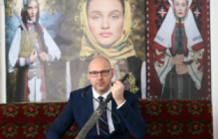 Sırbistan'da yaşayan fotoğrafçı Surovi geleneksel kıyafetleri modern zamanla harmanlıyor