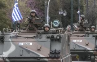 Yunanistan kötüye giden ekonomisine rağmen silah harcamalarını sürdürüyor