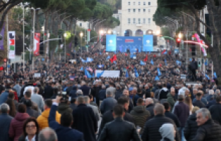 Arnavutluk'ta hükümet karşıtı gösteri düzenlendi
