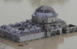 Arnavutluk'taki selde Osmanlı mirası Kurşunlu Camii de sular altında kaldı