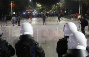 Arnavutluk’ta muhalifler sokağa iniyor