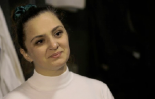 Bosna Hersek'teki savaşta annesini kaybeden Cosic, yaşadıklarını anlattı
