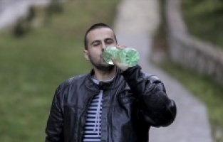 Bosnalı genç, yalancı diyabet nedeniyle günde 27 litre su içiyor