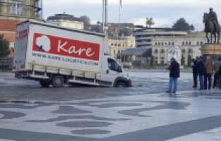 Üsküp Meydanı’ndaki fıskiyeye kamyonet düştü