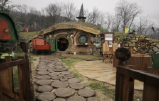 Bosnalı kız kardeşler her biri farklı dekore edilen hobbit evleri inşa ediyor