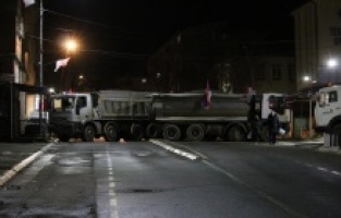 Kosova'nın kuzeyinde kurulan yeni barikatların çevresinde durum sakin