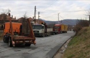 Kosova’nın kuzeyindeki en büyük barikatın kaldırılmasıyla yol trafiğe açıldı