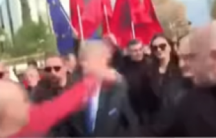 Tiran’da Berisha’ya yumruklu saldırı