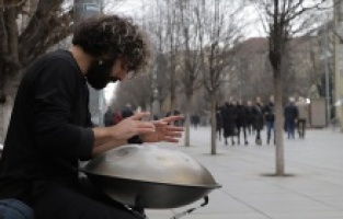 Türk genci, az bilinen enstrümanı handpan ile Kosova’da ilgi görüyor
