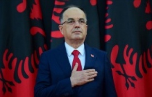 Arnavutluk Cumhurbaşkanı Begaj, Türkiye'nin Tiran Büyükelçiliğinde taziye defterini imzaladı
